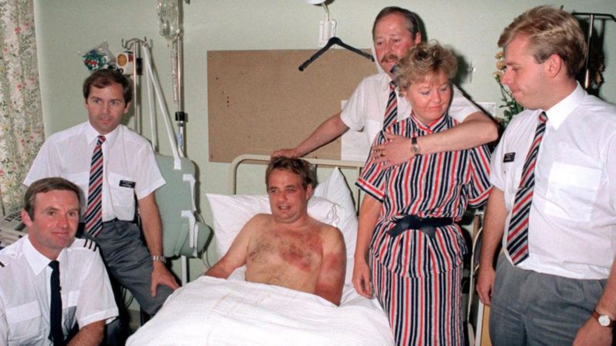 Tim Lancaster y su tripulación en la cama de un hospital luego de sobrevivir a la succión en su avión tras la caída de un parabrisas