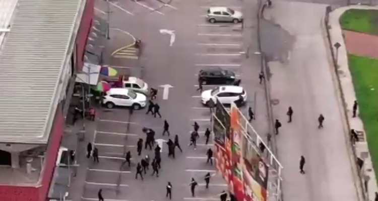 Locatarios del Mercado Tirso de Molina se enfrentan a encapuchados para evitar saqueo