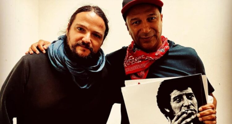 Tom Morello y Nano Stern homenajean a Víctor Jara en el lugar donde fue asesinado