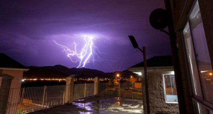 Arica, Antofagasta y Coquimbo bajo alerta meteorológica por posibles tormentas de arena y eléctricas