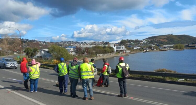 “Somos obreros”: trabajadores se toman puente en Ancud para exigir solución tras quiebre de empresa