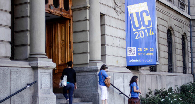 Agencia Uno | Frontis Casa Central UC.