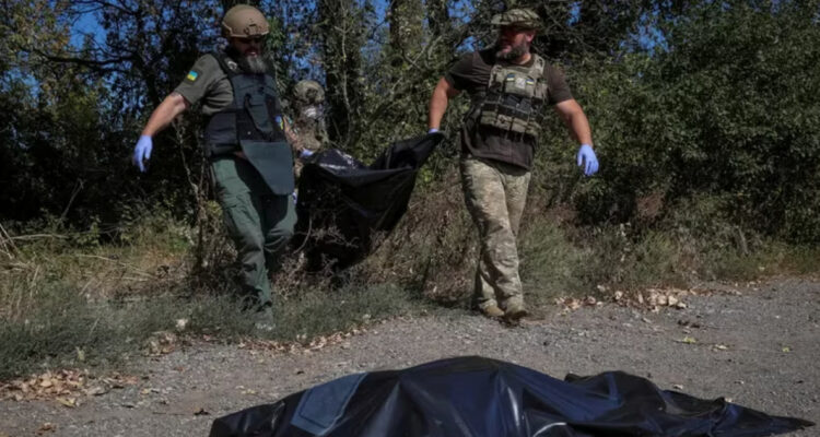 La ruta de la muerte: Ucrania recoge cuerpos de rusos muertos en combate para intercambiar prisioneros