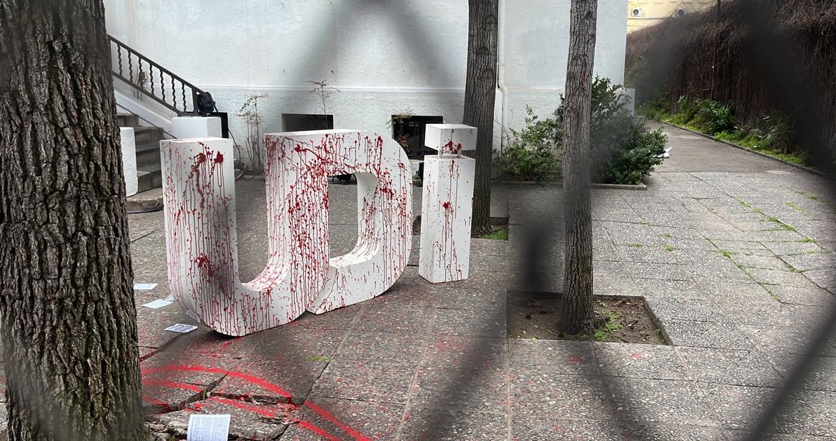 Secundarios se encadenan a rejas de la UDI por conmemoración de 50 años del Golpe de Estado