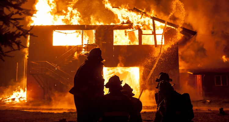 Una persona muere tras violento incendio que destruyó vivienda en Osorno