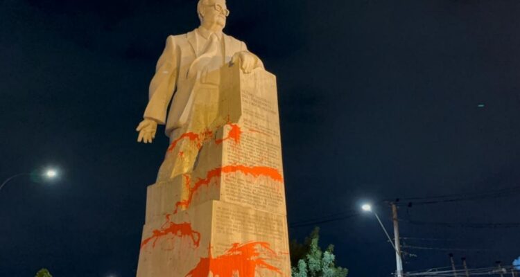Buscan a sujetos que vandalizaron estatua de Salvador Allende en San Joaquín