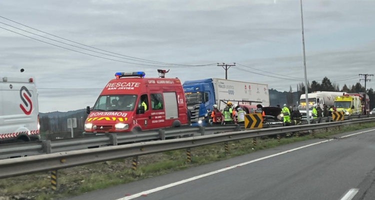 Vehículo contra el tránsito colisionó a dos autos en Ruta 5 Sur