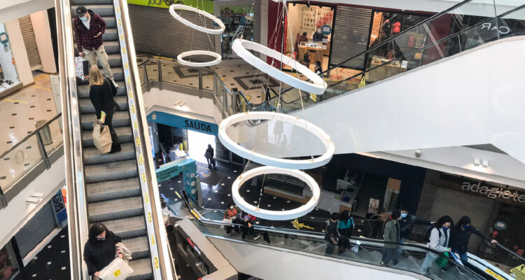 Personas transitando por el Mall Marina Arauco