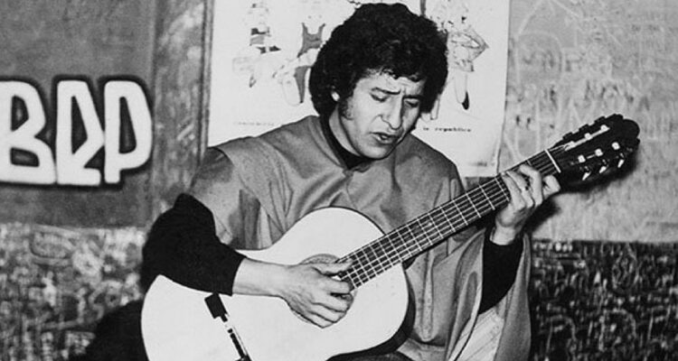 victor jara tocando guitarra