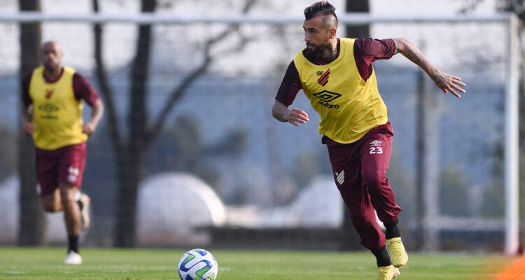 Vidal reaparece en entrenamiento del Athletico Paranaense