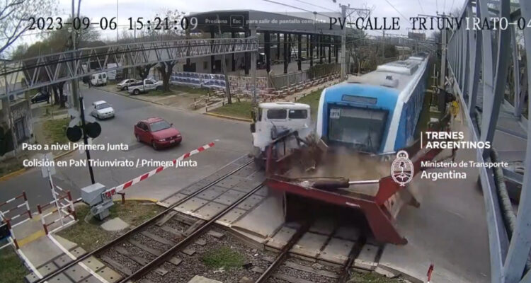 Se salvó de milagro video muestra fuerte impacto entre tren y camión en Argentina