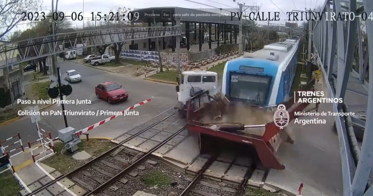 Se salvó de milagro video muestra fuerte impacto entre tren y camión en Argentina