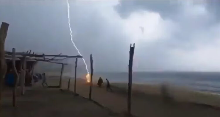Video | El dramático momento en que rayo mata a dos personas en playa de México
