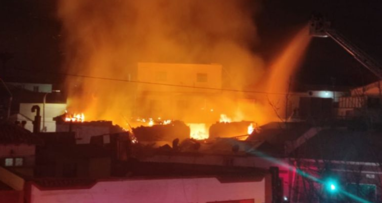 Violento incendio afecta a un conjunto de viviendas en La Serena