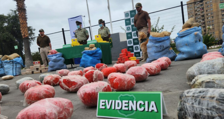 Volcamiento de camioneta en Taltal permite detención de banda que trasladaba más de 900 kilos de droga