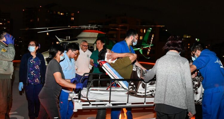 Carabinero herido en la oreja llegando al hospital institucional