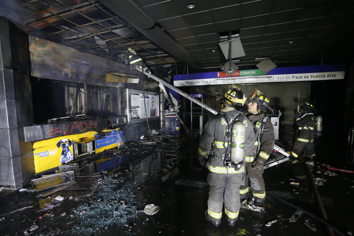 Bomberos viendo daños del Metro Macul luego del 18 de octubre