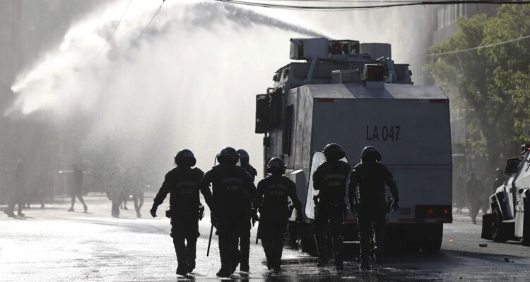 18-O: 1 manifestante atropellado, 50 detenidos y 11 carabineros heridos, 1 recibió balín en la pierna
