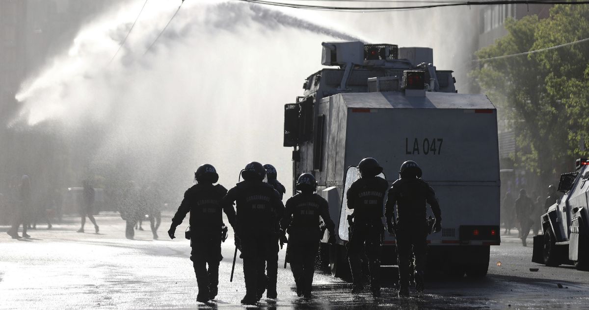 18-O: 1 manifestante atropellado, 50 detenidos y 11 carabineros heridos, 1 recibió balín en la pierna