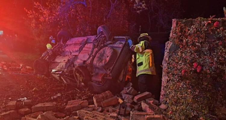 Cuatro muertos deja accidente en Ruta J-55 en Romeral: auto impactó a gran velocidad contra un muro
