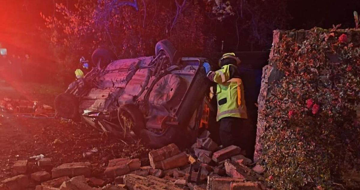 Cuatro muertos deja accidente en Ruta J-55 en Romeral: auto impactó a gran velocidad contra un muro