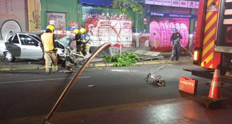 Accidente de tránsito deja 4 lesionados y un kiosco destruido en el centro de Santiago