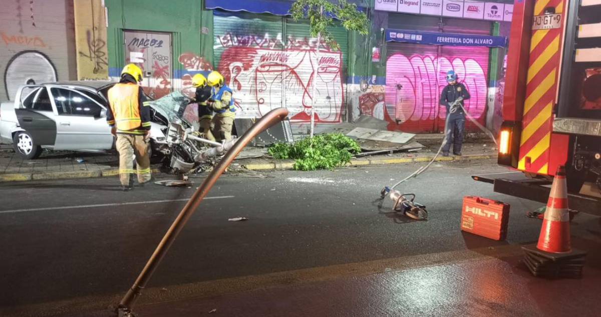 Accidente de tránsito deja 4 lesionados y un kiosco destruido en el centro de Santiago