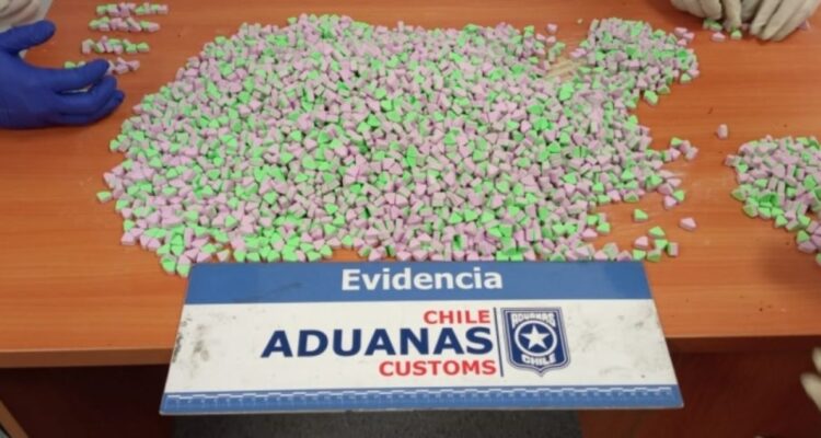 Incautan más de 20 mil pastillas de éxtasis en Aeropuerto de Santiago: vuelo procedía desde España