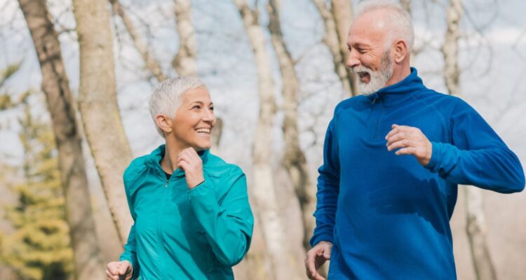 En el mes del adulto mayor, cuántos adultos mayores hay en Chile y qué consejos hay para llegar de manera saludable hasta los 60 años.