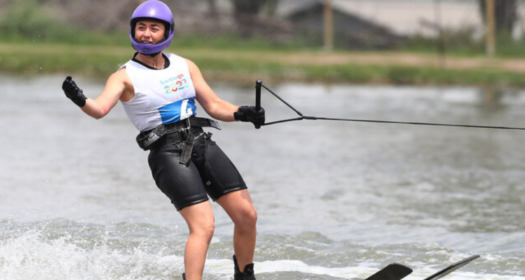 Agustina Varas festeja su plata en el Salto de Esquí Náutico en Santiago 2023.
