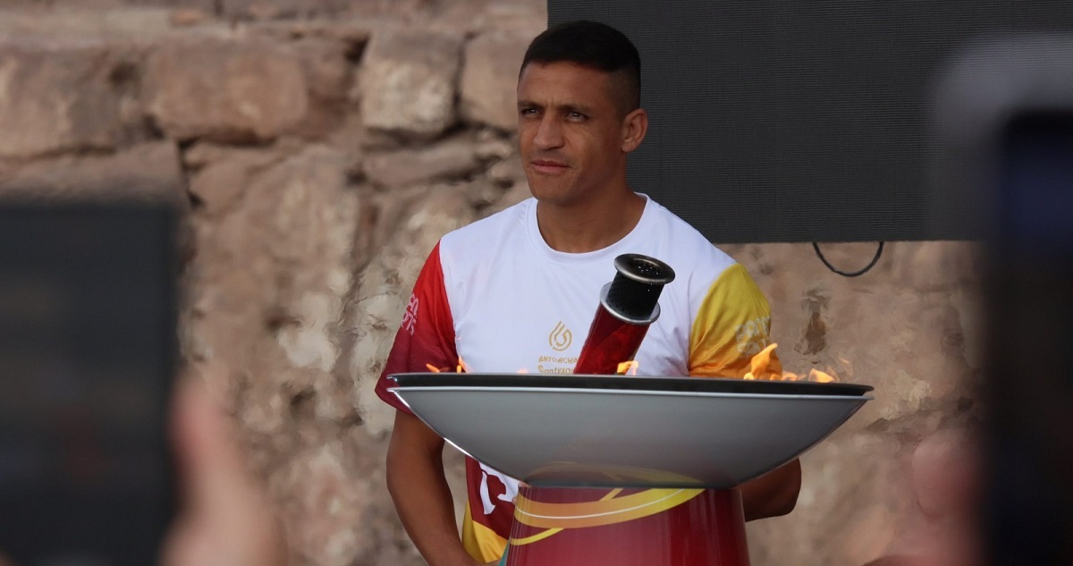 Alexis Sánchez deslumbró con la antorcha de Santiago 2023.