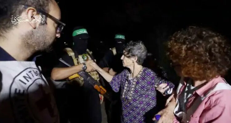 “Fueron muy agradables”: anciana liberada por Hamás se despide con un apretón de manos de sus captores