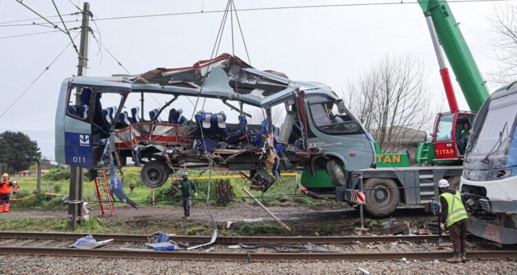 Decretan prisión preventiva para chofer de microbús que dejó siete muertos tras colisión con Biotren
