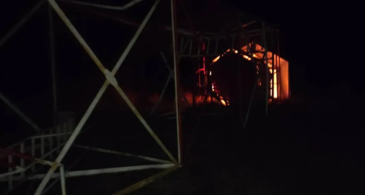 Nuevo atentado deja una caseta destruida y torre derribada en Chol Chol: CAM se adjudicó ataque
