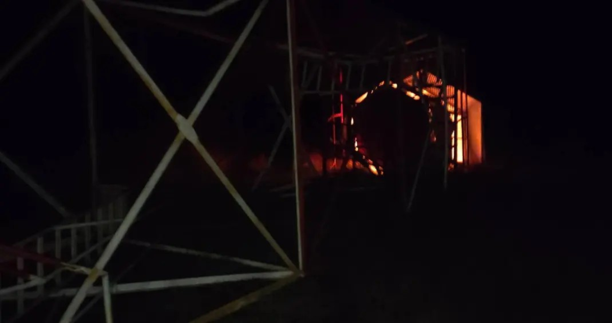 Nuevo atentado deja una caseta destruida y torre derribada en Chol Chol: CAM se adjudicó ataque