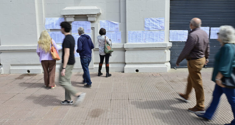 Los bonos argentinos muestran abrupta caída como reacción a la primera vuelta de las presidenciales