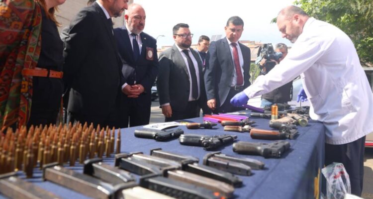 Desbaratan banda que traficaba drogas y modificaba armas en la RM para enviarlas al sur
