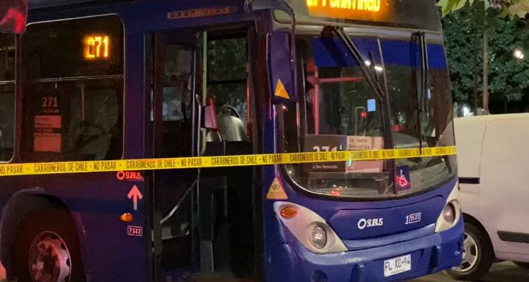 Carabinero frustra con disparos asalto a bordo de bus RED en Santiago Centro