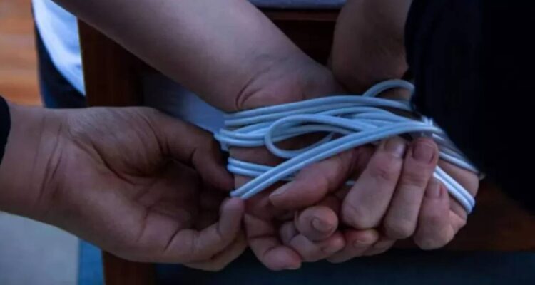 Sujetos amarran y golpean a hombre para robarle en Tiltil: sustrajeron un arma y artículos de valor