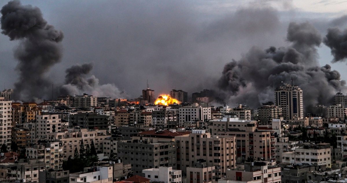 Israel recupera el control del territorio en zona fronteriza con la Franja de Gaza Jerusalén, 10 oct (EFE).- Israel ha recuperado el control de la zona fronteriza con la Franja de Gaza y ha logrado cesar la infiltración de milicianos de Hamás en su territorio, informó el Ejército israelí este martes, el cuarto día de guerra contra el movimiento islamista. “Hemos restaurado prácticamente el control completo en la valla fronteriza con Gaza, estamos restaurando y organizando el perímetro”, indicó a medios internacionales Richard Hecht, portavoz del Ejército, al precisar que aunque las infiltraciones de milicianos aún pueden ocurrir, no se han reportado incidentes de este tipo durante la noche. Durante la noche se registraron dos tiroteos entre milicianos y fuerzas israelíes en el área aledaña a la frontera, “pero más allá de eso, la zona ha sido asegurada”, recalcó Hetch, precisando que todas las comunidades israelíes cercanas al enclave palestino han sido evacuadas. Además, informó de que las fuerzas israelíes están “construyendo una infraestructura para futuras operaciones” en esa zona, y que el Ejército está “enfocado en la ofensiva en la Franja de Gaza, en los ataques aéreos” contra el enclave palestino por aire, tierra y mar. La madrugada de este martes, decenas de aviones de combate de Israel continuaron los bombardeos sobre 200 objetivos de Hamás y la Yihad Islámica en las localidades gazatíes de Rimal y Jan Yunis. Un almacén de armas y un centro operativo de Hamás ubicados dentro de mezquitas fueron atacados, así como un punto de entrada a un túnel utilizado por los milicianos para invadir Israel. Los civiles en Gaza, asediados por los incesantes bombardeos, denuncian que los ataques de Israel se realizan en zonas residenciales, de culto y hospitales, sin aviso previo que permita la evacuación. “Esto no es un evento regular, esto es una guerra, esto es un evento masivo y épico en la sociedad israelí”, dijo Hecht, al asegurar que las tropas hacen lo posible para minimizar los daños a civiles. Por su parte, Hamás amenazó con ejecutar públicamente a rehenes israelíes si continuaban los bombardeos sin aviso. Israel y Hamás -que gobierna de facto la Franja de Gaza- entraron este martes en su cuarto día de una guerra que ha dejado más de 900 muertos en Israel y al menos 560 en Gaza. El sábado pasado, en pleno shabat (día sagrado para los judíos), Hamás tomó por sorpresa a Israel con una ofensiva masiva que incluyó el lanzamiento de miles de cohetes y la infiltración en territorio israelí de un número indeterminado de milicianos, que han masacrado civiles y secuestrado más de 100 personas, aparentemente para intercambiarlas por presos palestinos. Ese mismo día, Israel se declaró en estado de guerra e inició un contraataque con proyectiles aéreos, navales y terrestres sobre la Franja de Gaza, así como la caza de milicianos en territorio israelí. Hecht confirmó hoy que Israel ha recuperado unos 1.500 cadáveres de milicianos de Hamás en territorio israelí, lo que da una idea de la cantidad de efectivos que la milicia palestina desplegó en su brutal ataque múltiple contra Israel. Por otro lado, el portavoz militar aseguró que Estados Unidos expresó “su compromiso con las capacidades (militares) de Israel”, y que enviará un equipo de combate. “Creo que cuando se tiene la sombra de Estados Unidos, se envía un mensaje a la gente que está en horizontes más lejanos para que se mantenga al margen de esto”, comentó.