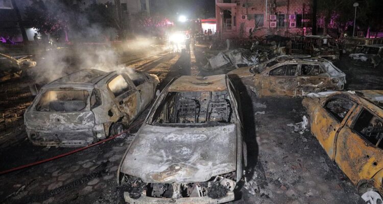 Vista de los autos calcinados en el hospital de Al Ahli en Gaza