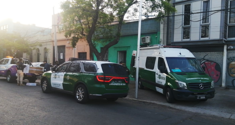 Efectivos de Carabineros realizan peritajes tras balacera que dejó tres muertos en Santiago Centro.