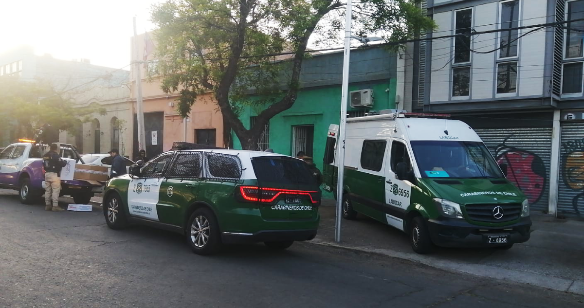 Efectivos de Carabineros realizan peritajes tras balacera que dejó tres muertos en Santiago Centro.