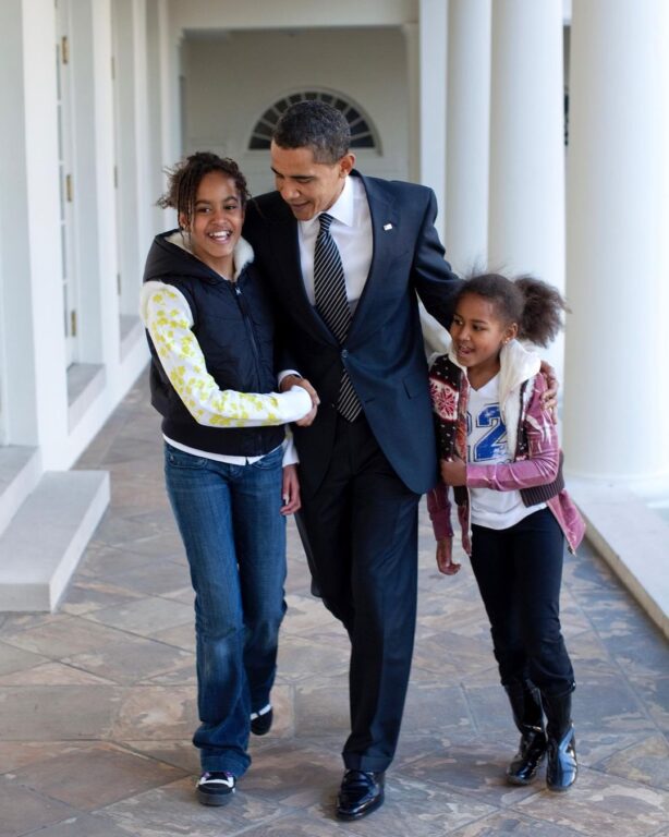Barack Obama junto a sus hijas en un pasillo de la Casa Blanca