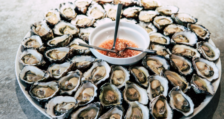 Joven gastó equivalente a $180.000 en cita y acompañante escapó: comió 48 ostras, comida y licores