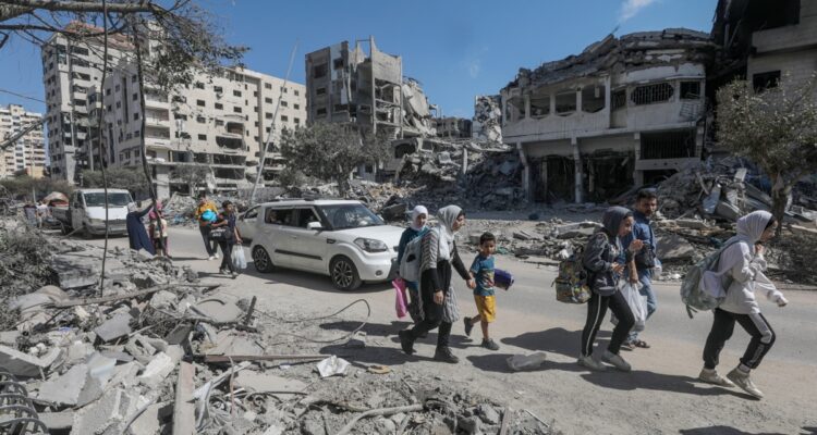 Palestinos evacuan norte de la franja de Gaza.