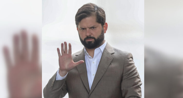 Ola de crímenes, promesas “fracasadas” y “pato cojo”: Financial Times publica duro análisis de Boric