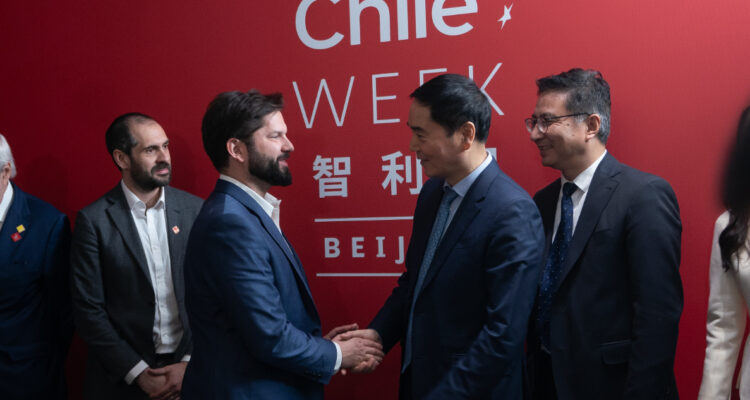 Presidente Boric anuncia llegada de empresa china para fabricar baterías de litio en Mejillones