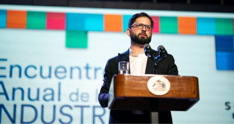 “Dichos hostiles contra la prensa”: reprochan a Boric por decir que diarios prefieren noticias “malas”