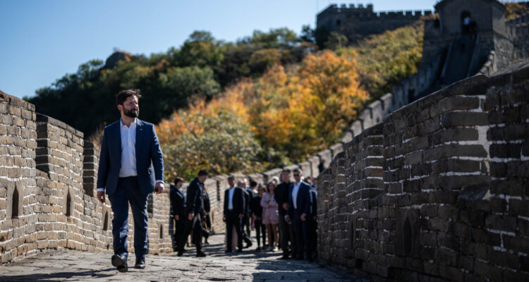 Boric destaca “vocación pacífica de la historia del pueblo chino” durante visita la Gran Muralla